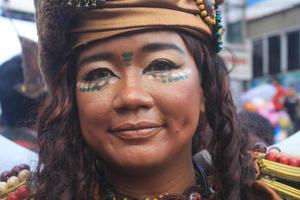 jember, jawa Timour, Indonésie - août 25, 2015 jember mode carnaval les participants sont donnant leur meilleur performance avec leur costumes et expressions pendant le événement, sélectif se concentrer. photo