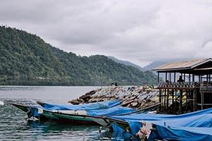 pêche bateaux du repos à leur amarres dans le abri. Sud de ah, Indonésie. photo
