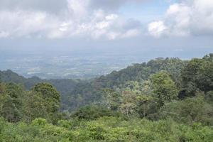 paysage de vert thé jardin sur le Haut Montagne avec nuageux anda bleu ciel. le photo est adapté à utilisation pour environnement arrière-plan, la nature affiche et la nature contenu médias.