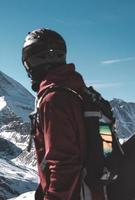 Jeune snowboarder dépenses hiver vacances dans zermatt, près le célèbre Matterhorn culminer. Masculin posant dans Suisse Alpes pour le planche a neige saison. photo