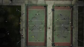drone coup Jeune Pour des hommes en jouant volley-ball photo