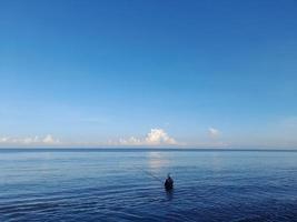 les pêcheurs qui sont à la recherche pour poisson autour le côte photo