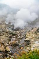 volcanique paysage, chaud printemps, gaz-vapeur activité dans cratère de actif volcan, éclater fumerolle photo