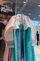 Kamtchatka, Russie, oct 17, 2019 - hanbok - coréen traditionnel femmes vêtements vibrant Couleur pour tenue pendant traditionnel occasions festivals, célébrations, cérémonies. robe pendaison sur vêtements cintre. photo