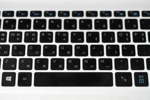 Kamtchatka, Russie - oct 17, 2019 - fermer vue de Anglais et coréen clavier les fenêtres portable clavier noir Couleur alphabet bouton, par samsung électronique co., ltd. Sud coréen électronique entreprise photo