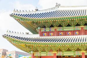 Bâtiments dans le palais de Changdeokgung dans la ville de Séoul, Corée du Sud photo