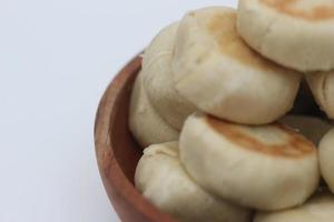 une proche en haut de bakpia servi dans une en bois bol photo