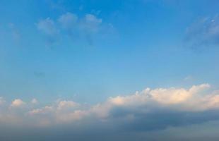 fond de ciel bleu avec cumulus de nuages blancs flou flottant, espace de copie. photo