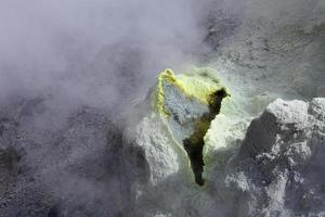 fumerolles dans le cratère volcan photo