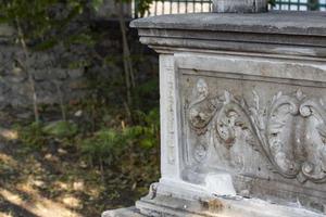 ancien romain sarcophage dans le ville de dinde.jardin mur dans une cimetière, patrimoine bâtiment photo