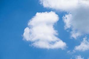 blanc des nuages dans le bleu ciel isolé photo