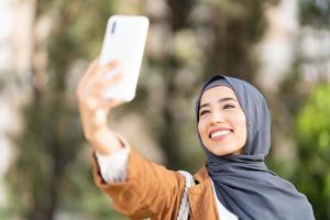 musulman femme prise une selfie dans une parc photo