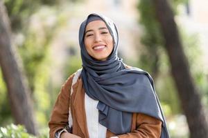 musulman femme dans hijab souriant à le caméra photo