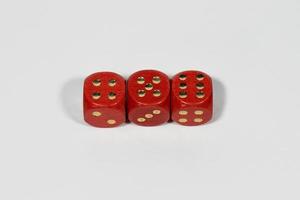 Trois rouge dés pari fente joueur casino chanceux maison photo