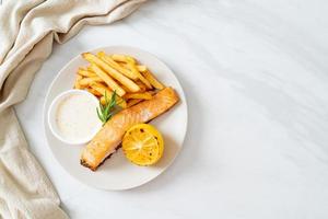 fish and chips de saumon frit photo