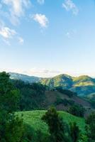 belle colline de montagne avec ciel photo