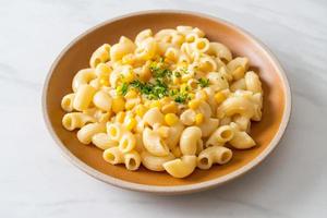 macaroni fromage de maïs crémeux sur la plaque photo