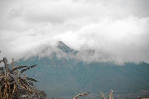 photo de brumeux montagnes pendant le journée