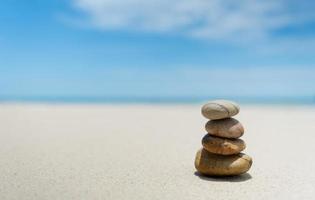 pierres en équilibre sur la plage. pierres zen méditation et relaxation. jardin zen japonais photo