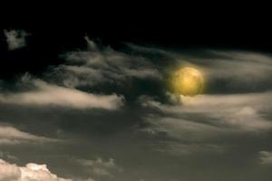 lune avec texturé nuage, résumé blanc, isolé sur noir Contexte photo