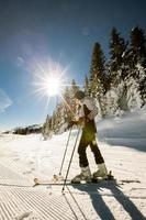 Jeune femme enjoing hiver journée de ski amusement dans le neige photo