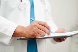 médecin vérification et Remarque diagnostic médicament dans presse-papiers de les patients dans hôpital. photo