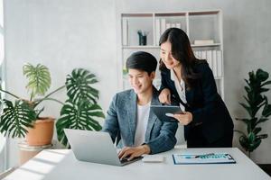 portrait de gens d'affaires de succès travaillant ensemble dans le bureau à domicile. concept de démarrage de travail d'équipe de couple photo