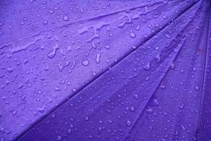 pluie l'eau laissez tomber sur violet parapluie Contexte avec copie espace pour ajouter texte photo