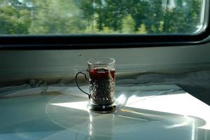 Voyage par train dans Russie. thé dans le métal tasse titulaire. photo