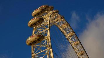 ferris roue dans le amusement parc sur Contexte de bleu ciel avec des nuages. faible angle vue de une gros ferris roue. photo