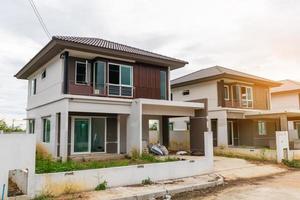 construction d'une nouvelle maison résidentielle en cours sur le chantier photo