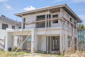 nouvelle maison résidentielle de construction avec système de préfabrication en cours sur le chantier photo