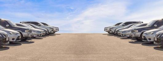 lot de voiture d'occasion à vendre en stock avec ciel et nuages photo