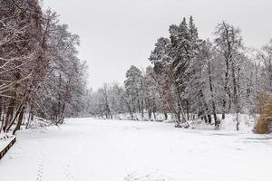 hiver Lac couvert avec la glace et neige photo