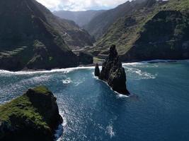 aérien vue à le ilhéus da Ribeira da Janela, rochers dans océan sur Madère île, le Portugal photo