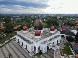 Depok, Indonésie 2021- nurul mustofa center mosquée panorama, vue sur la plus grande mosquée de depok photo