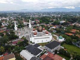 Depok, Indonésie 2021- nurul mustofa center mosquée panorama, vue sur la plus grande mosquée de depok photo