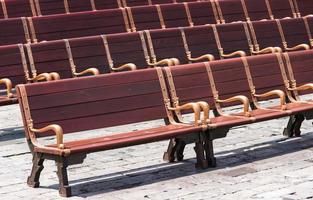 rangée de en bois bancs dans le parc photo