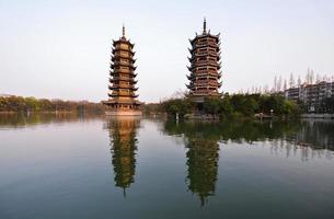 Soleil et lune pagodes dans centre ville de Guilin, Guangxi province, Chine. photo