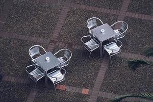 tables et chaises métalliques dans la rue photo