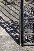 ombres de la clôture métallique au sol photo