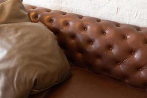canapé chester dans un intérieur. canapé en cuir de siège. mise au point sélective. photo