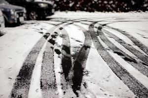 voiture des pistes sur le neige couvert route Contexte. photo