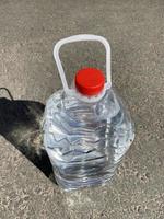 bouteille de l'eau permanent sur route photo