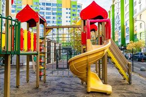 photographie sur le thème aire de jeux vide avec toboggan en métal pour les enfants photo