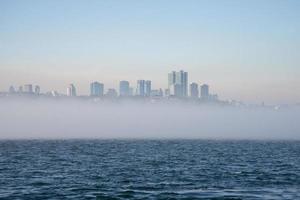 brouillard plus de le le bosphore détroit, le toile de fond à gratte-ciel bâtiments. photo