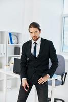 homme dans une costume officiel les documents travail Bureau exécutif photo