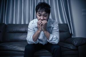 asiatique Beau homme stress de travail surcharge, fatigue Masculin viens retour Accueil après une lot de travail de entreprise, risque de la dépression photo