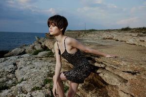 femme avec maquillage dans robe sur la nature rochers paysage en plein air photo