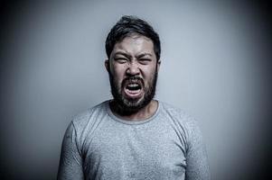 asiatique Beau homme en colère sur blanc arrière-plan, portrait de Jeune stress Masculin concept photo